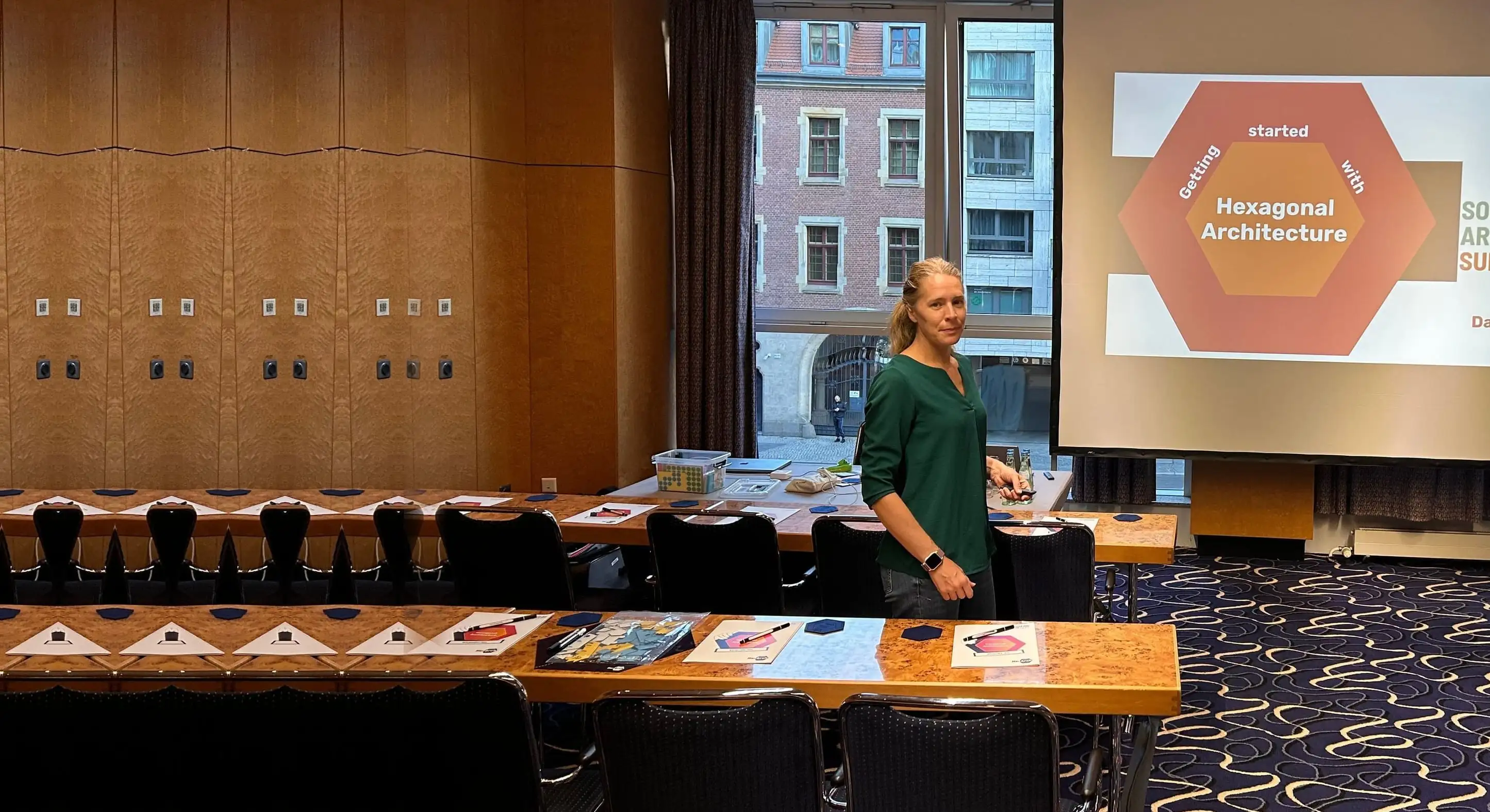 Dagmar de Haan im Seminarraum vor der Präsentation „Getting started with Hexagonal Architecture“