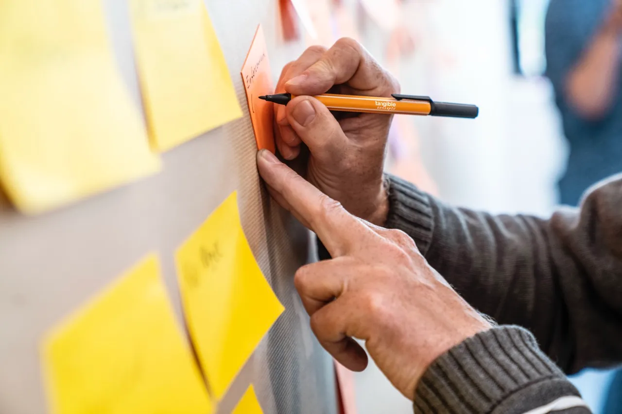 EventStorming Workshop – große Wand mit farbigen Sticky Notes