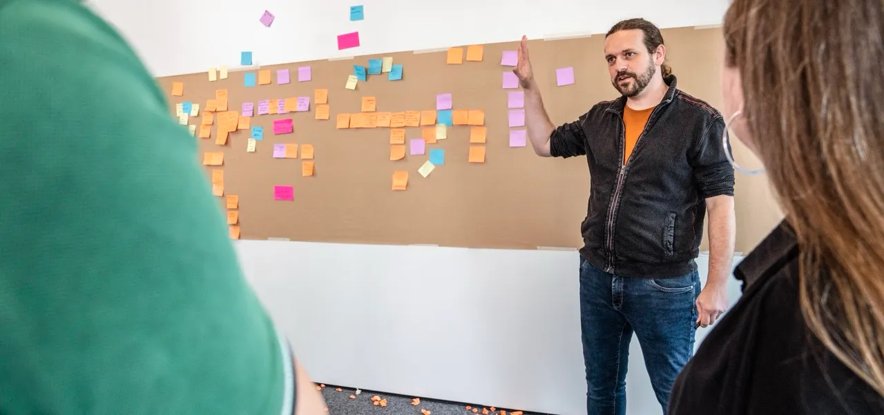 EventStorming-Session mit Moderation vor dem Board
