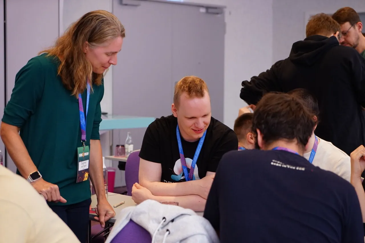 Workshop-Teilnehmer arbeiten am Hexagonal architekturen Template