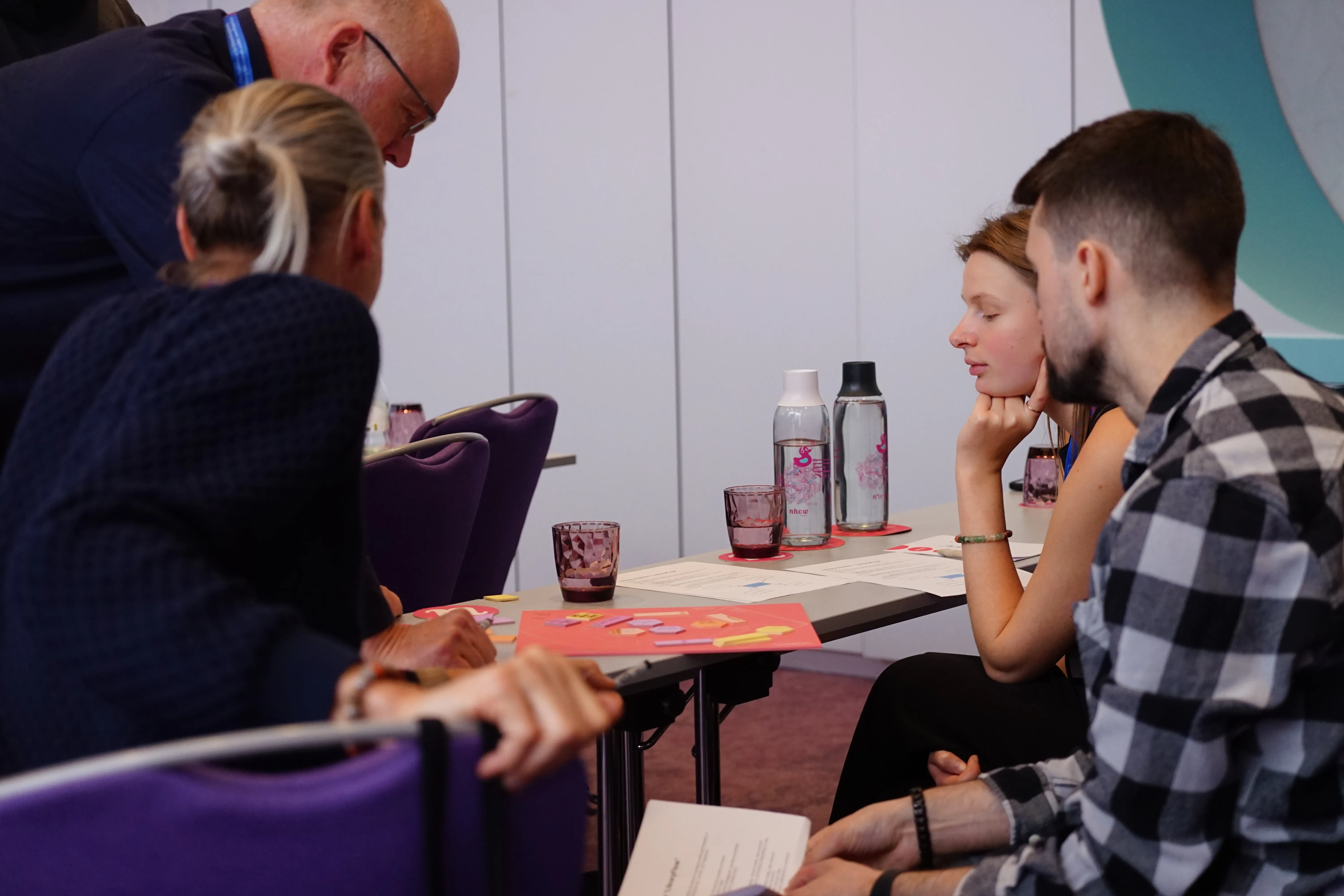 Kollaborative Gruppenarbeit an einer hexagonalen Architektur mit haptischen Bausteinen