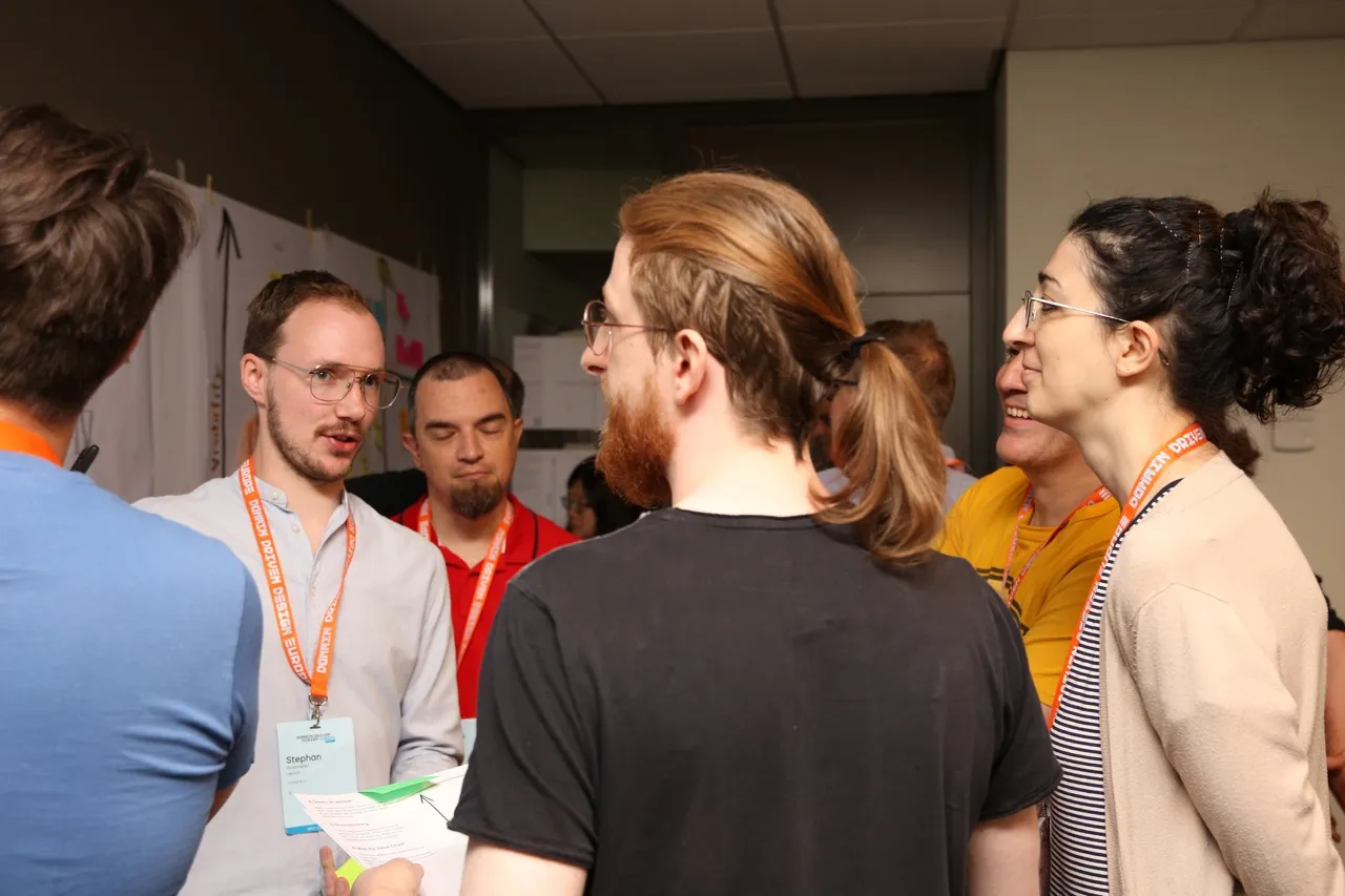 Wardley Mapping Workshop-Gruppe in intensiver Diskussion über strategische Positionierung